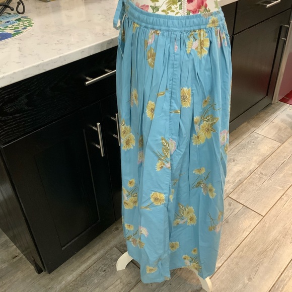Orvis Vintage Maxi Skirt Size 10 
Elastic Waist Drawstring 
Pockets 
Blue Floral - Picture 6 of 12